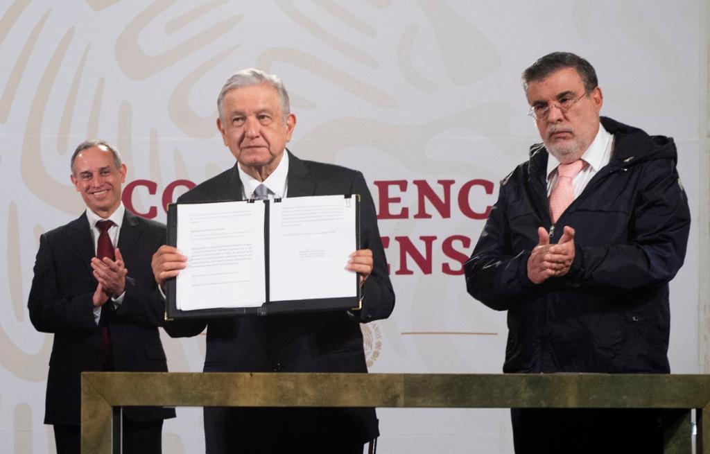 Firma López Obrador petición de consulta sobre juicio a expresidentes